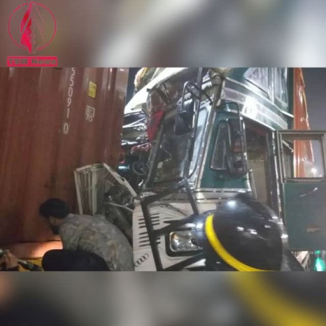 : In the early hours of Saturday, a traffic accident in Thane, Maharashtra, claimed the life of a container truck's driver.